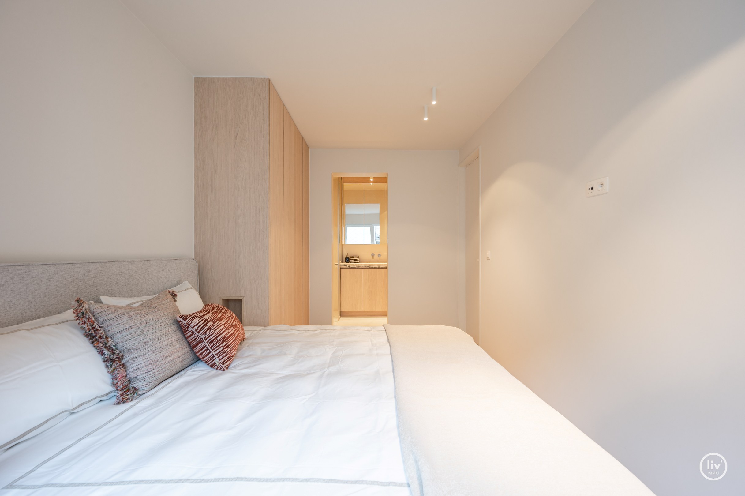 Gerenoveerd 3 slaapkamerappartement centraal gelegen vlakbij de LIppenslaan te Knokke. 