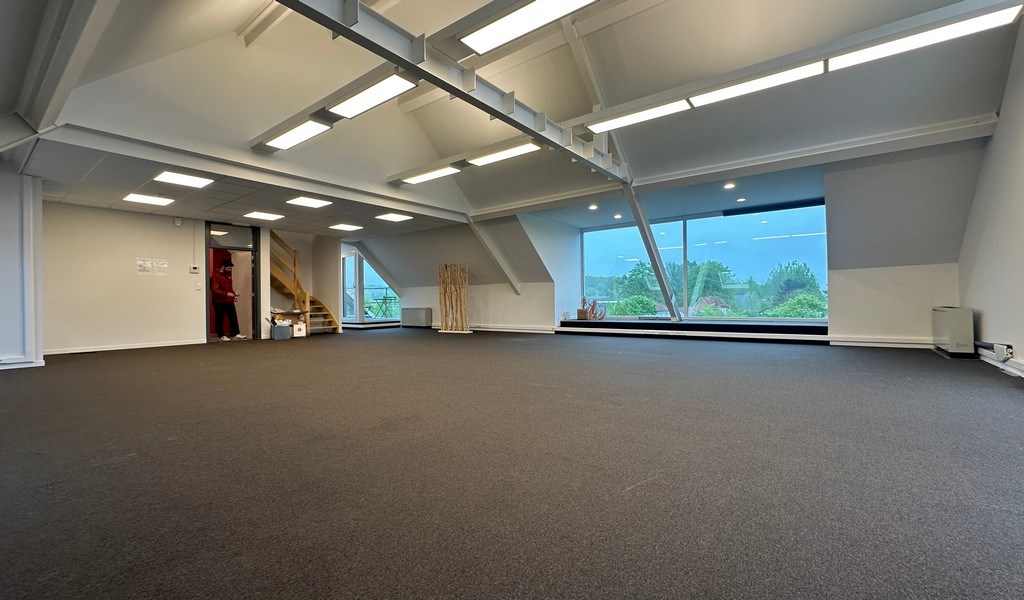 Kantoren te huur op zichtlocatie langs Kortrijksesteenweg in Sint-Martens-Latem