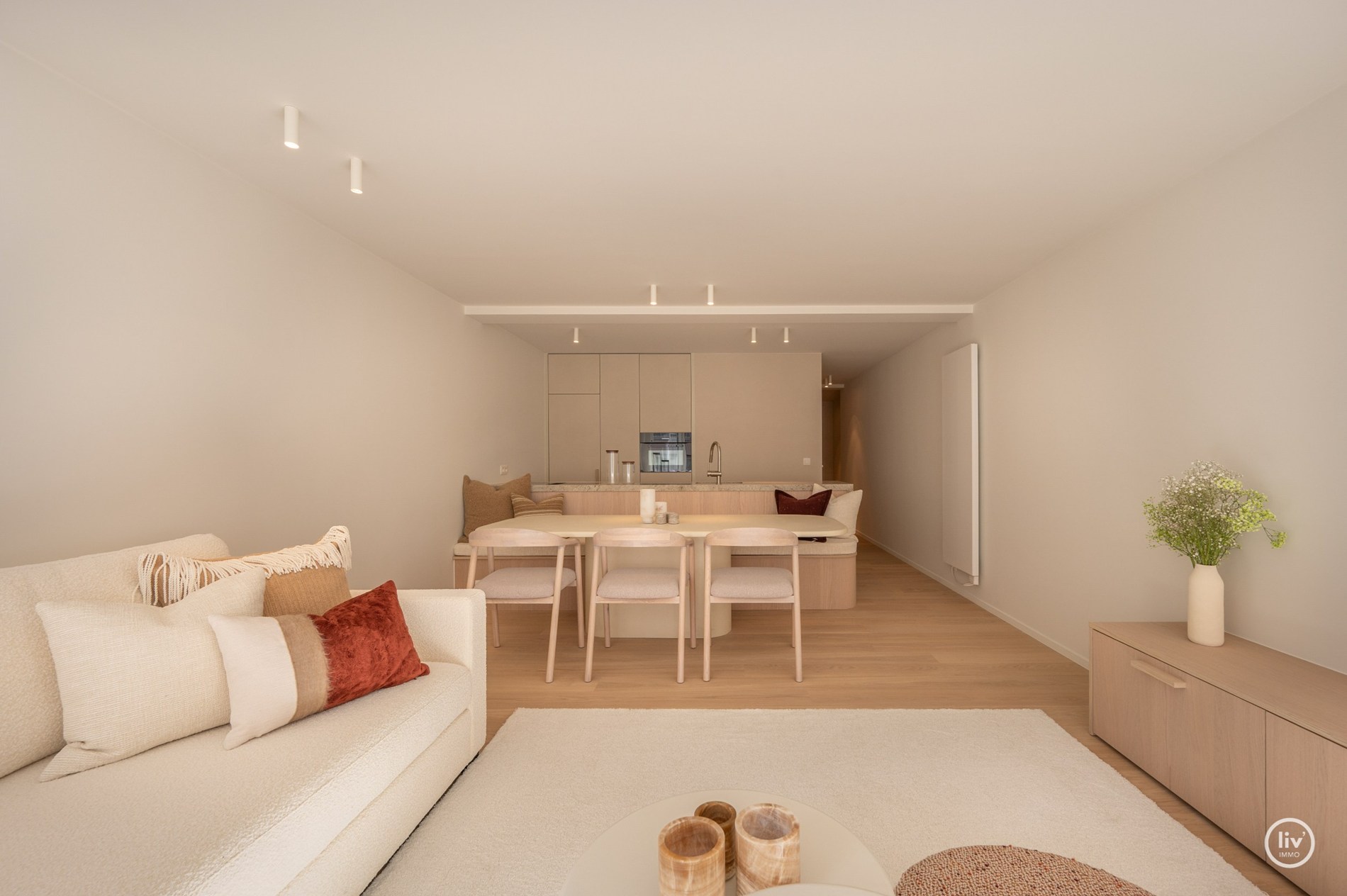 Appartement de luxe entièrement rénové de 3 chambres situé sur l'avenue Parmentier, à proximité de la digue. 