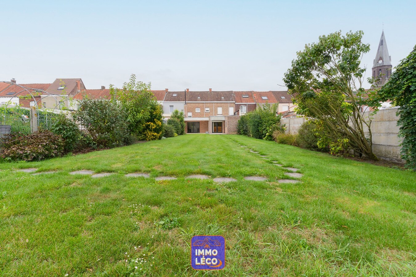 Double maison avec beaux volumes, garage et jardin, érigée sur 447m² ! 