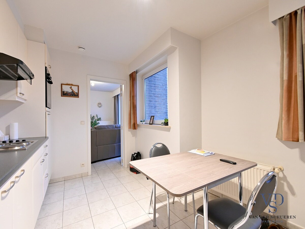 Tijdloos, ruim 1-slpk-appartement mét garage te centrum Gavere 