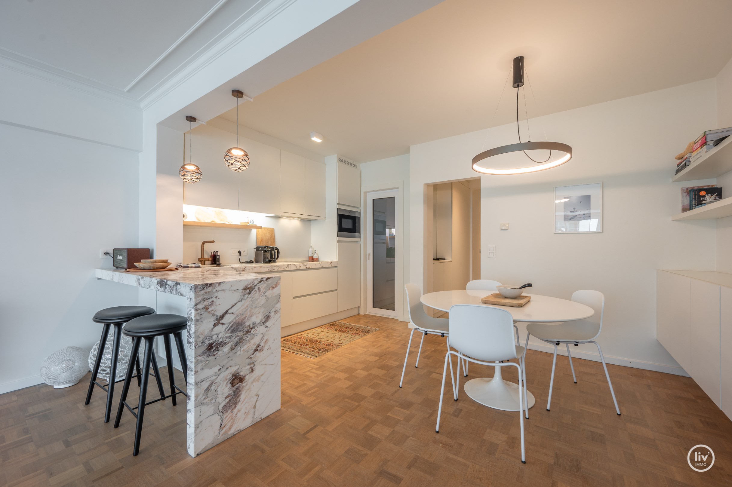 Modern en stijlvol gerenoveerd appartement in hartje Knokke. 