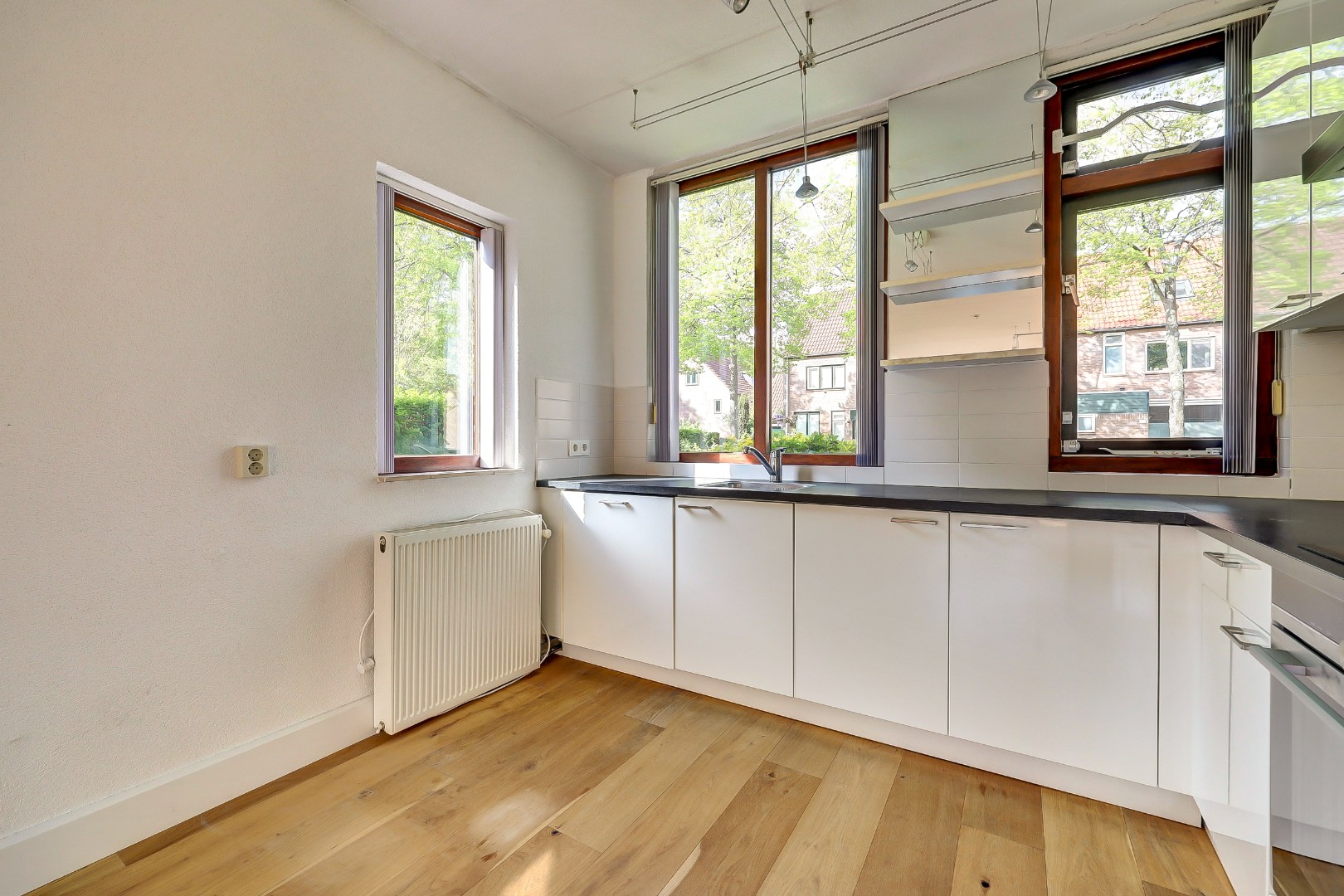 Ruime 5-kamer hoekwoning met aangebouwde garage op een kavel van maar liefst 297 m2 eigen grond! 