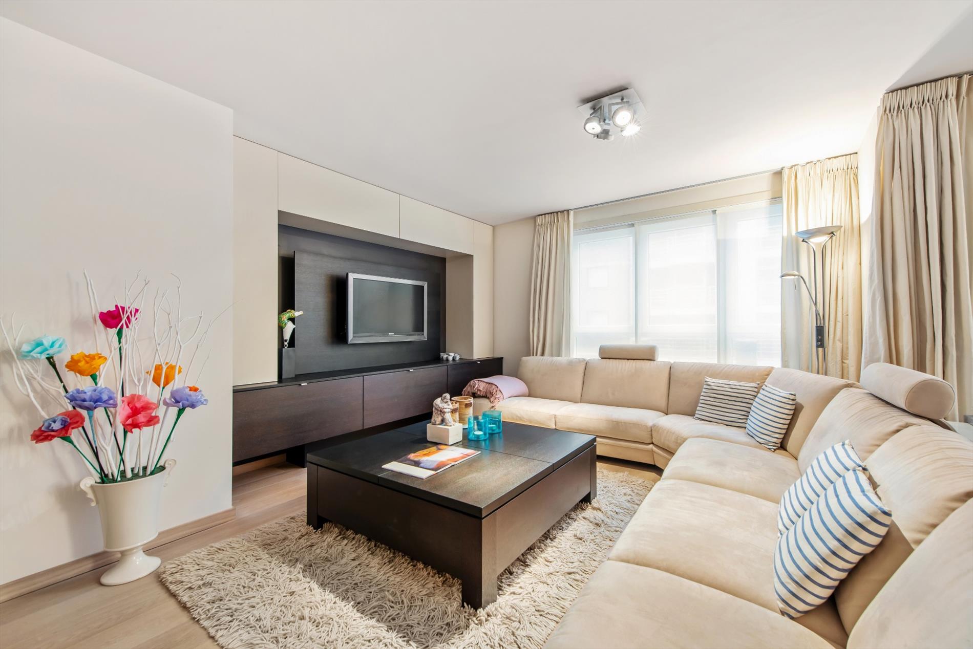 Instapklaar bemeubeld 3 slaapkamer appartement met terras 