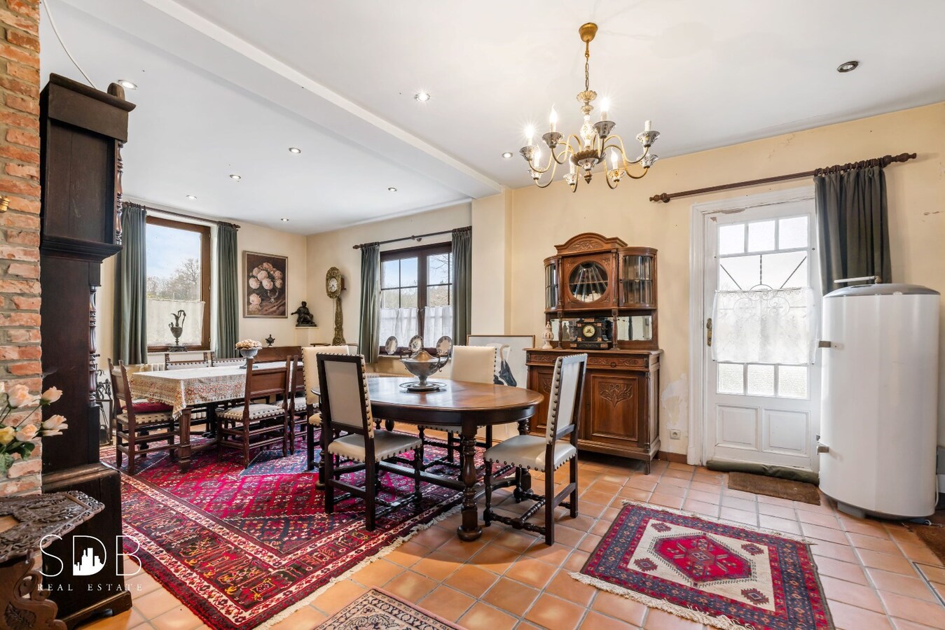 Authentieke hoeve met bijgebouwen met graslanden op circa 8.750m² 