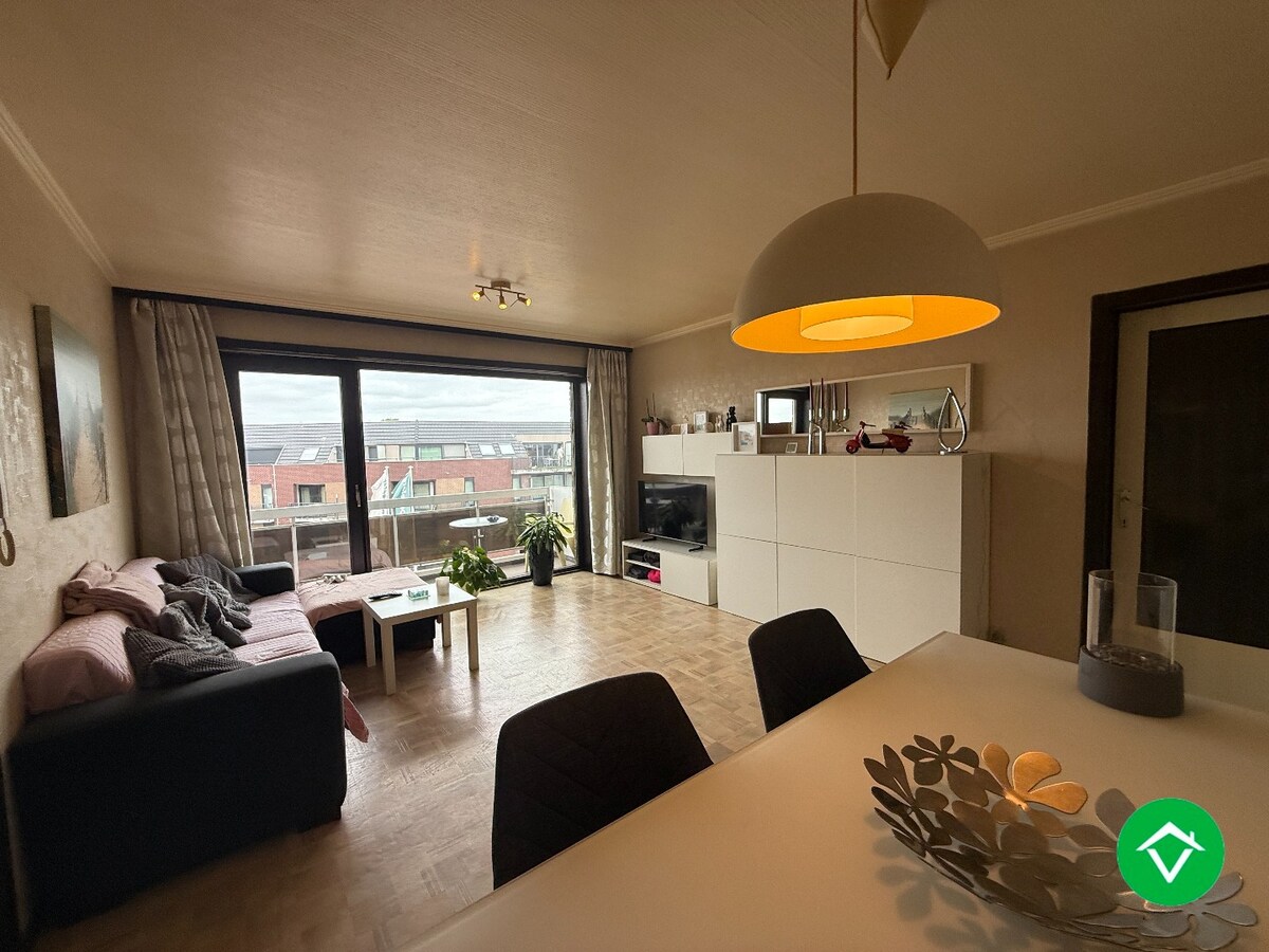 Appartement met twee slaapkamers, terras en autostaanplaats te Roeselare 