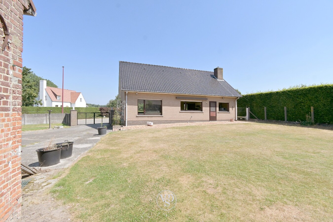 Degelijke eigendom met schuur en stalling 