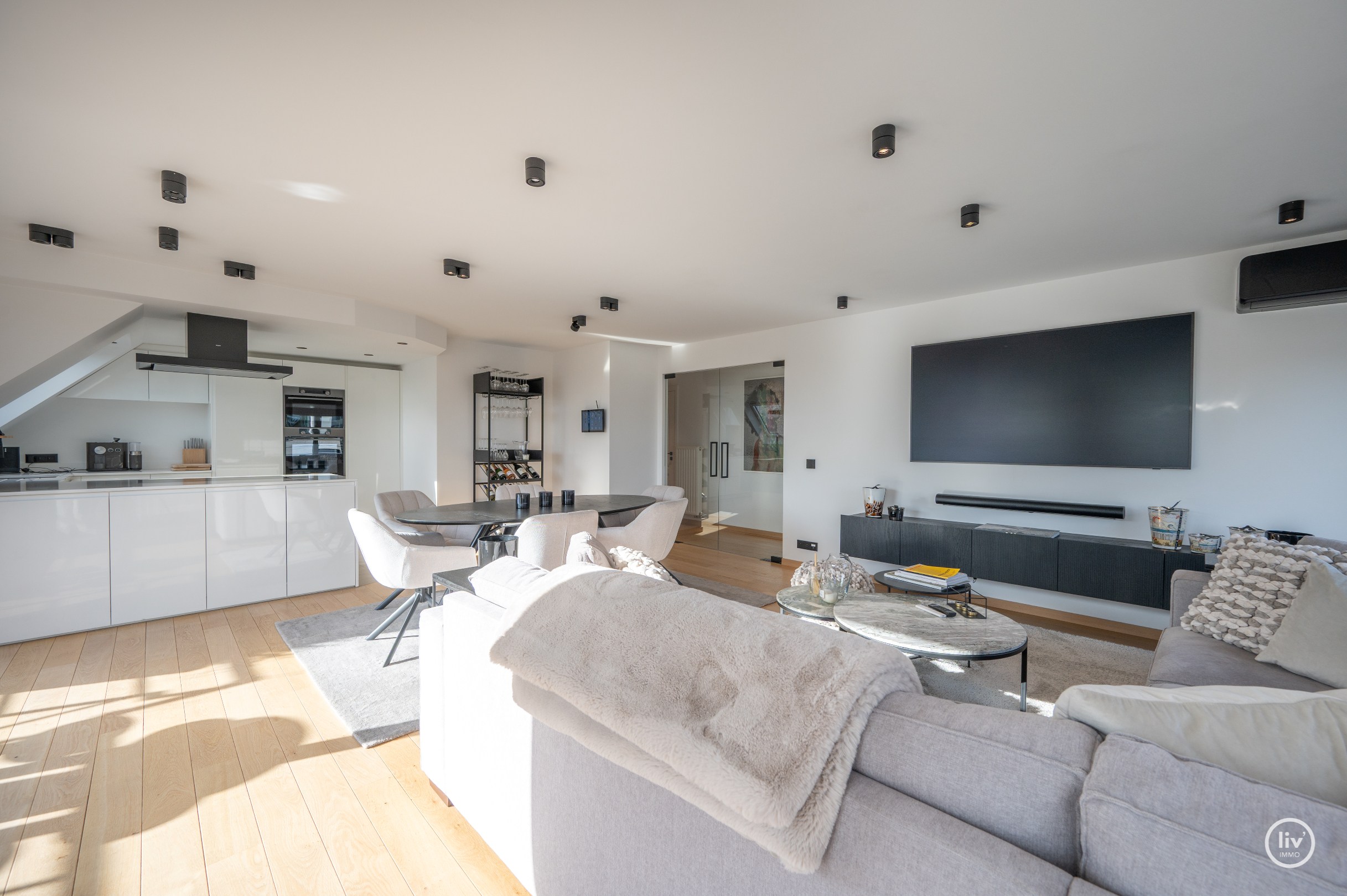 Uniek HOEK duplexappartement/penthouse met panoramisch uitzicht over de Dumortierlaan te Knokke. 