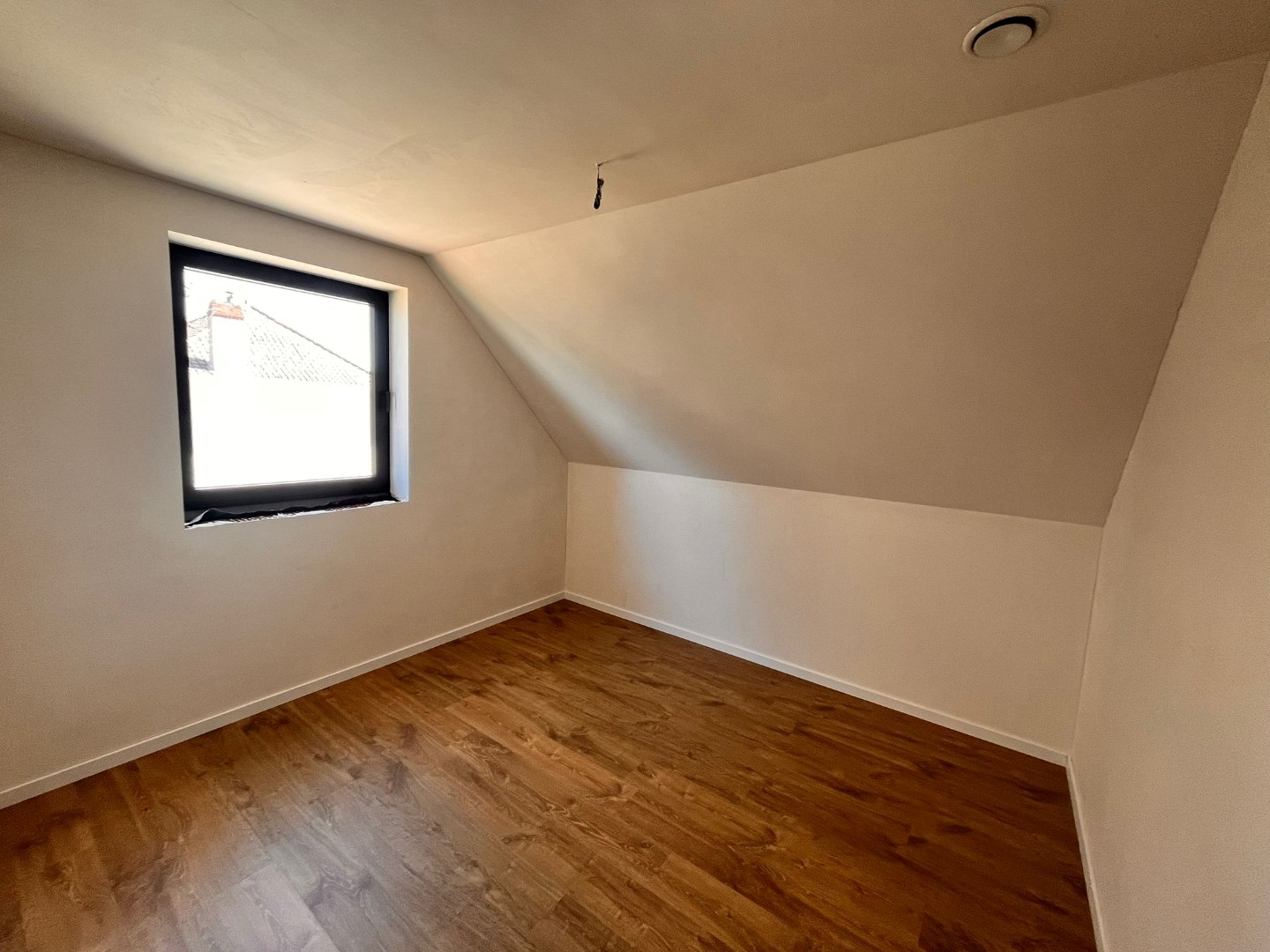 Afgewerkte woning met 3 slaapkamers &amp; ruim zonnig terras + autostaanplaats en berging 