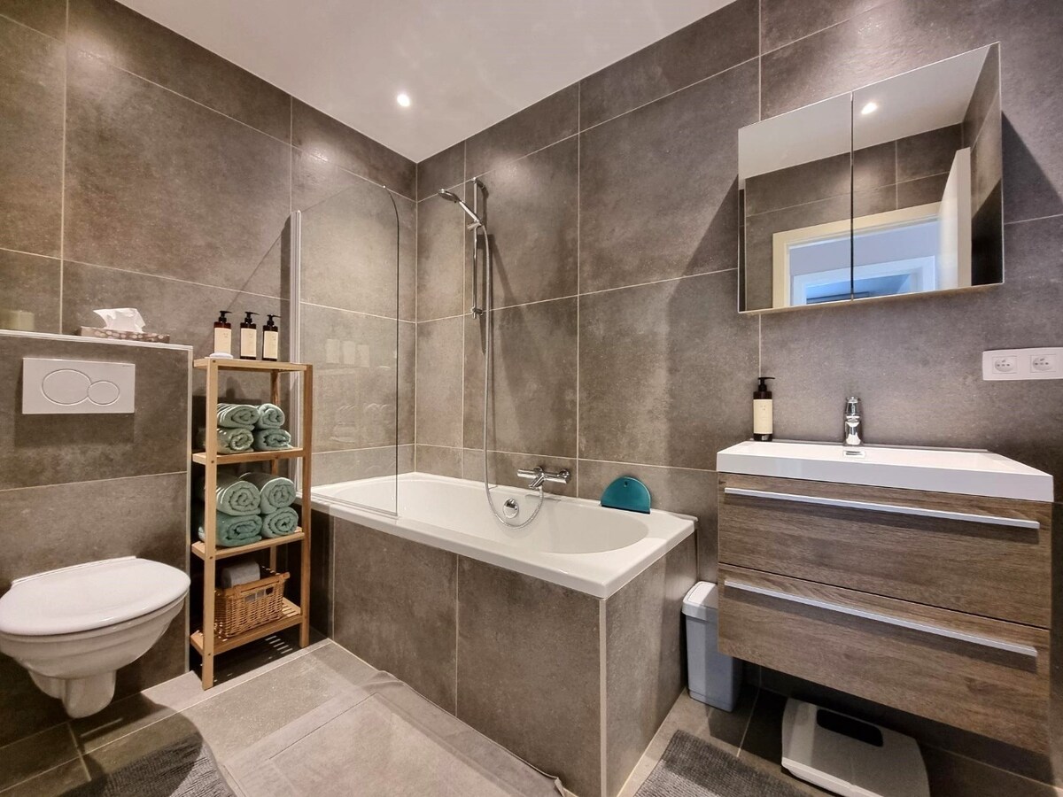 Knap gerenoveerd, zeer lichtrijk hoekappartement te Heist 