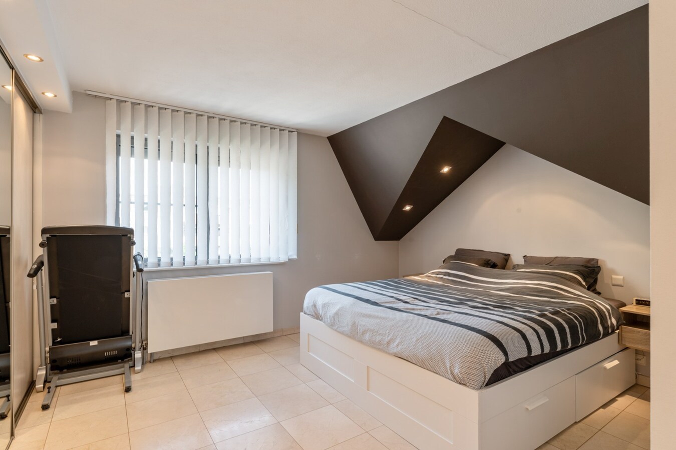 Zeer ruime, goed afgewerkte woning met diverse mogelijkheden nabij het centrum van Maaseik! 