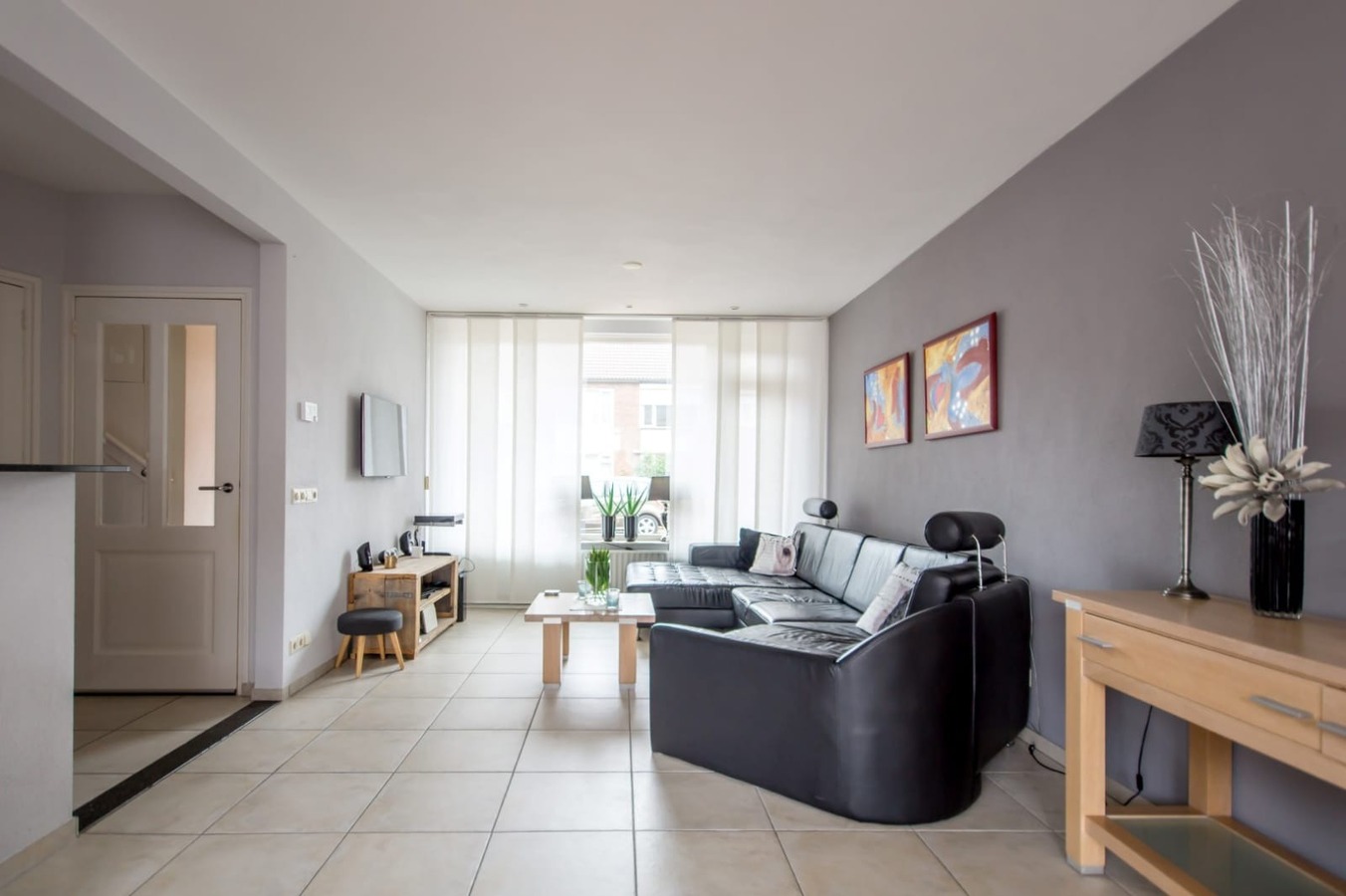 Sfeervolle en gunstig gesitueerde tweekapper met garage, berging en vrije achterom gelegen op 221 M². Deze woning ligt op loopafstand van het centrum van Hilvarenbeek. 