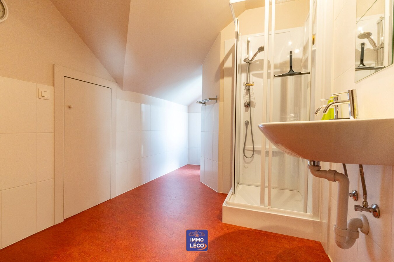 Villa "Semi Plain-Pied" érigée sur 1251m², double garage, parking 7 voitures, COUP DE COEUR ABSOLU ! 