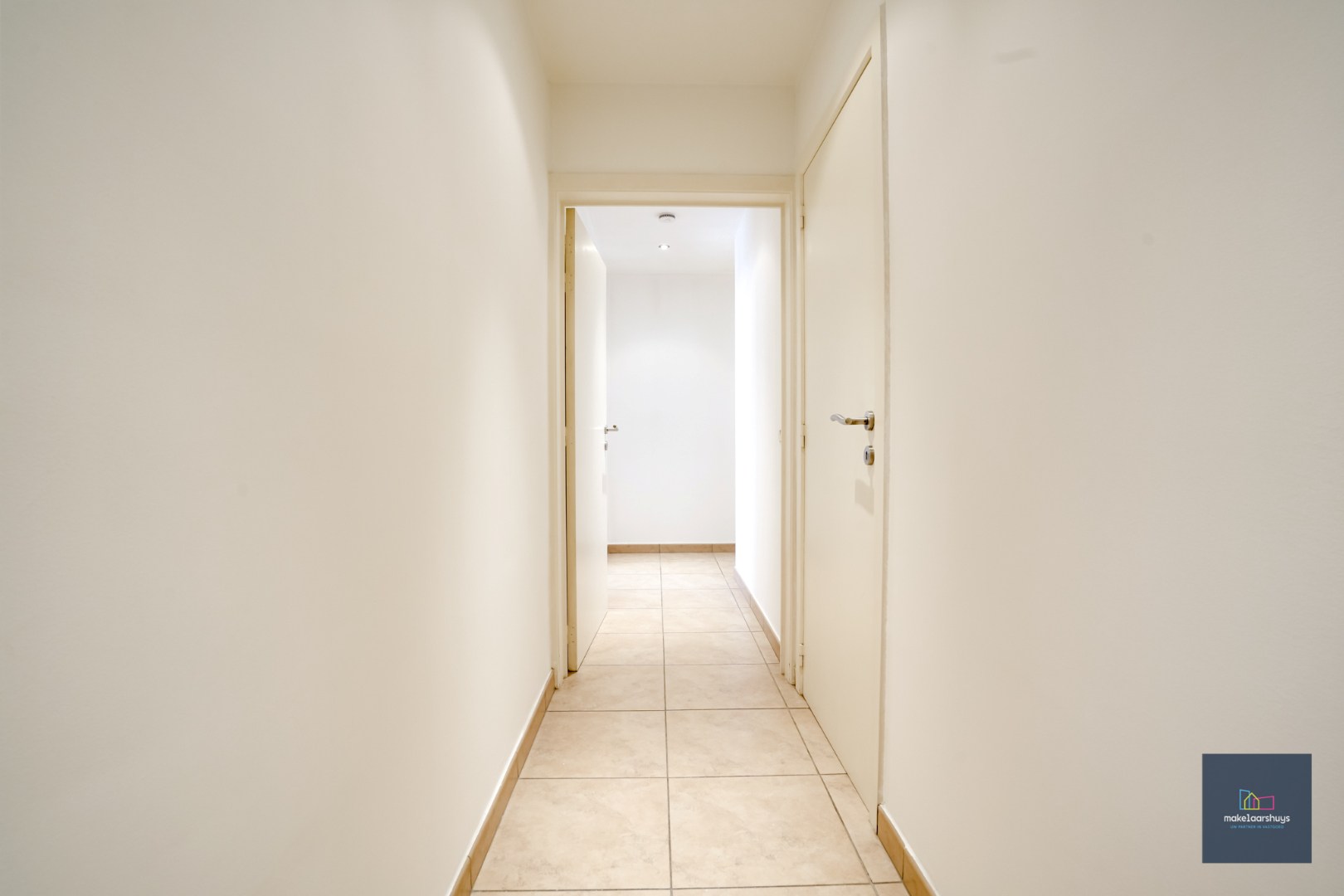 Goedgelegen 2slpk-appartement met terras en staanplaats 