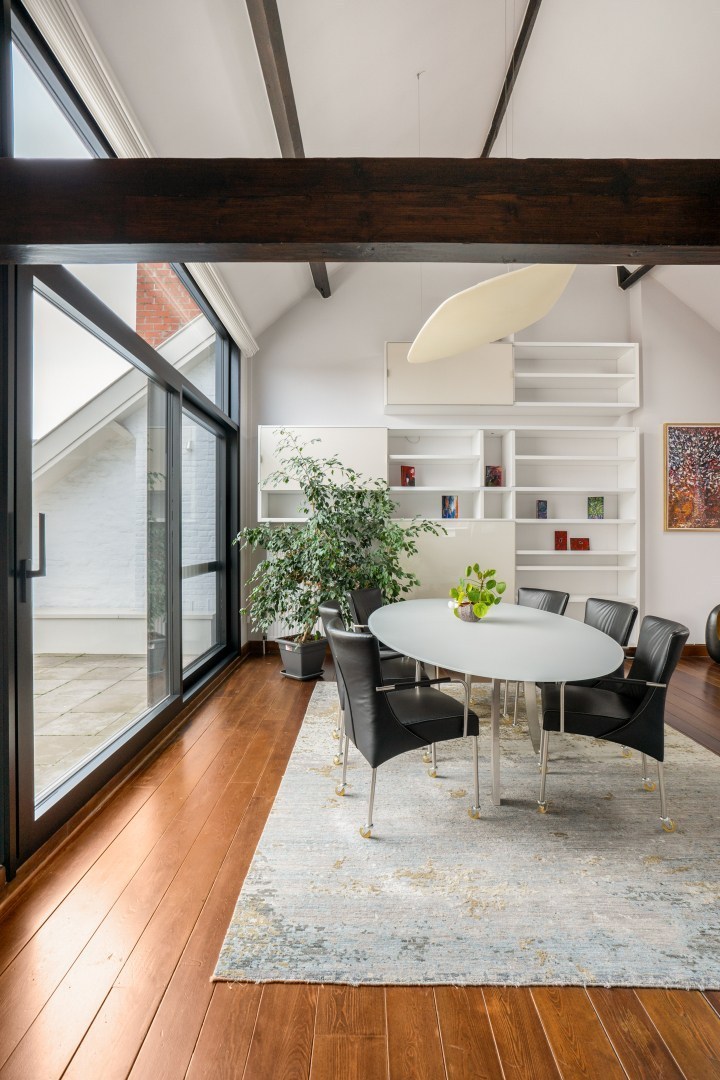 Bijzonder ruim duplexappartement met dakterras in hartje Gent 