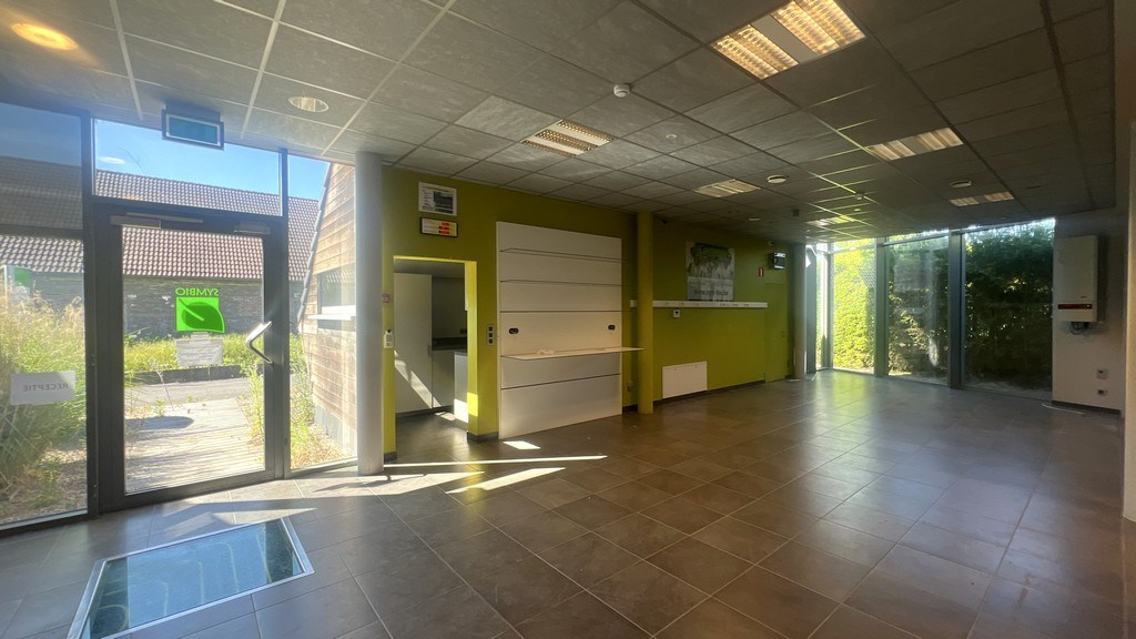 Bedrijfsgebouw met woning te koop vlakbij N60 in Gavere
