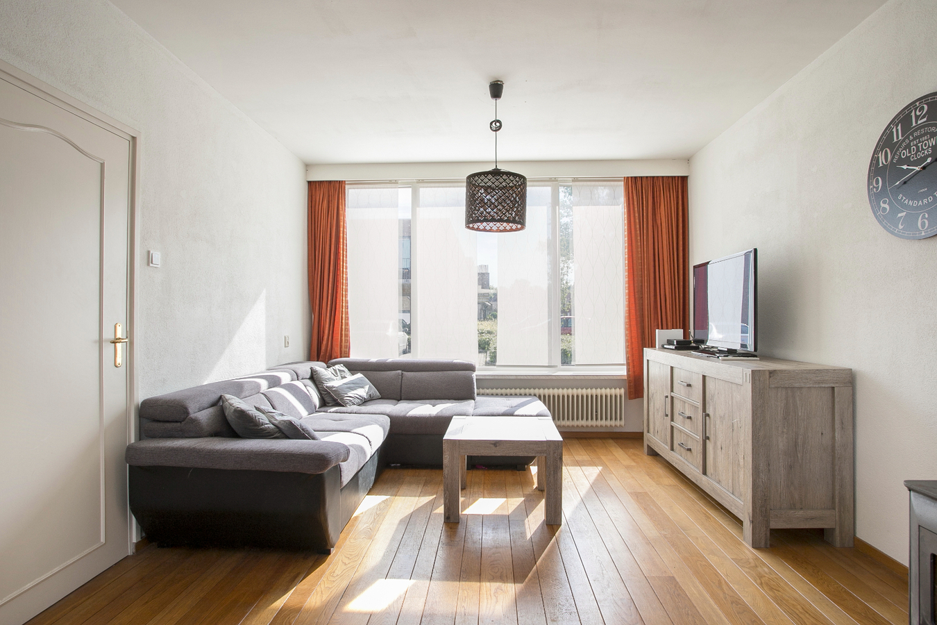 Eindwoning met berging, overkapping, ondergrond, erf, tuin- en verdere aanhorigheden. 