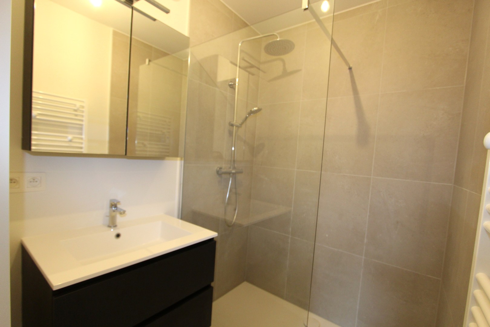 GELIJKVLOERS NIEUWBOUW APPARTEMENT MET TERRAS 