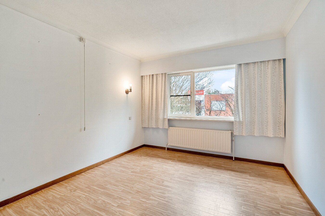 Te renoveren karakteristieke bungalow, 3 Slpk, ruime kelder met garage, op toplocatie 