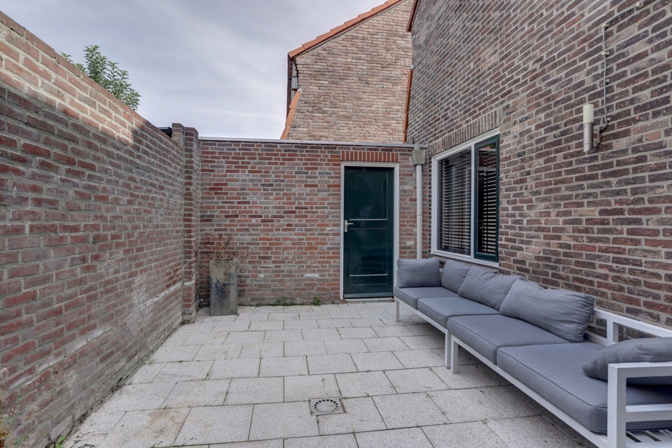 DIT BETREFT EEN WONING MET BIEDEN VANAF PRIJS  € 350.000 K.K. 