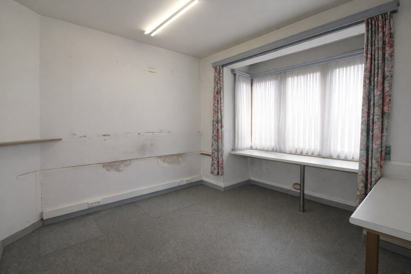 Te koop in Sint-Niklaas: uitzonderlijk handelshuis met woonst en duplex appartement, met optionele garageboxen en sterk opbrengstpotentieel 