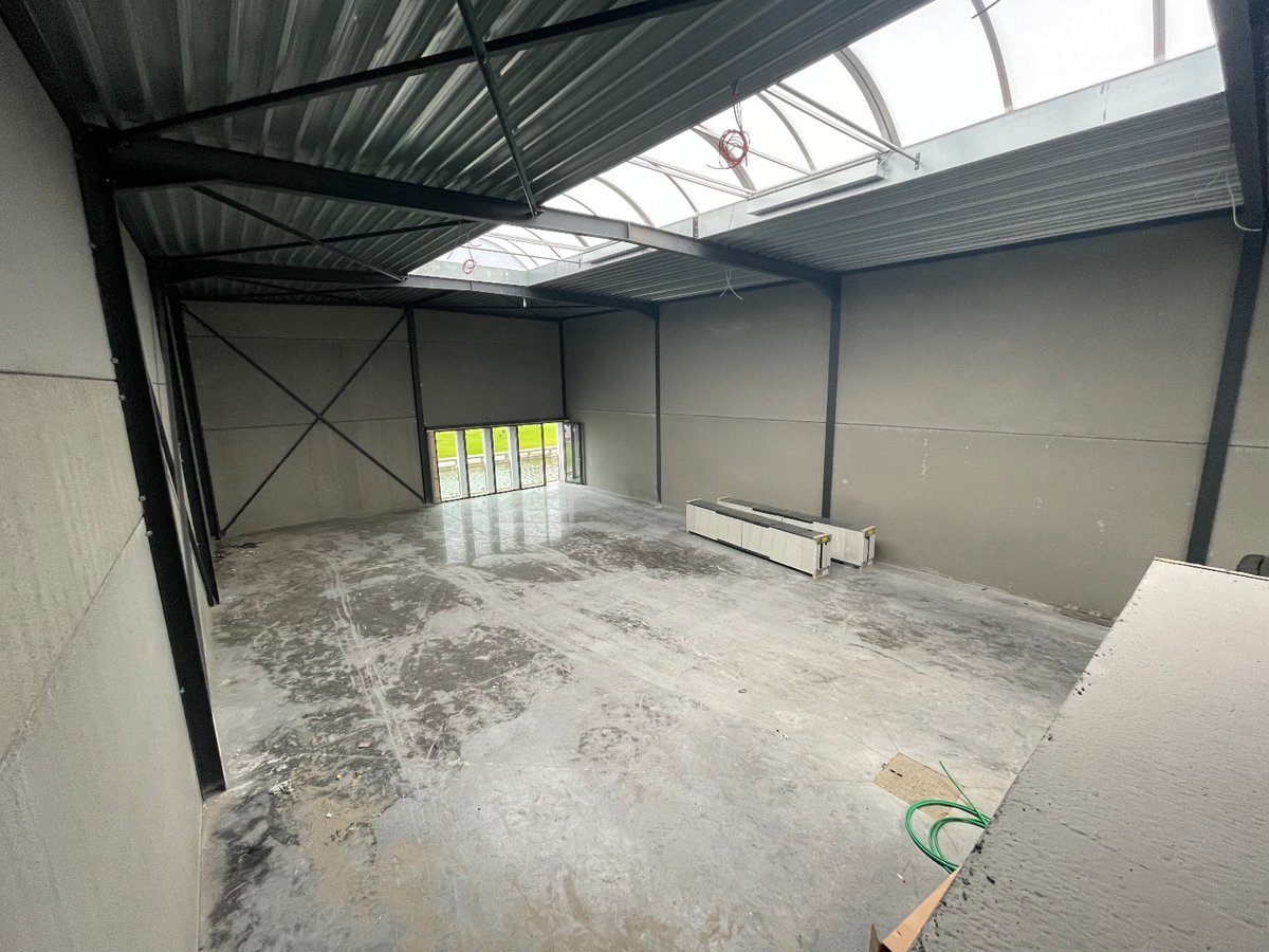 Ruime nieuwbouw KMO-unit van 256 m² te Lendelede 