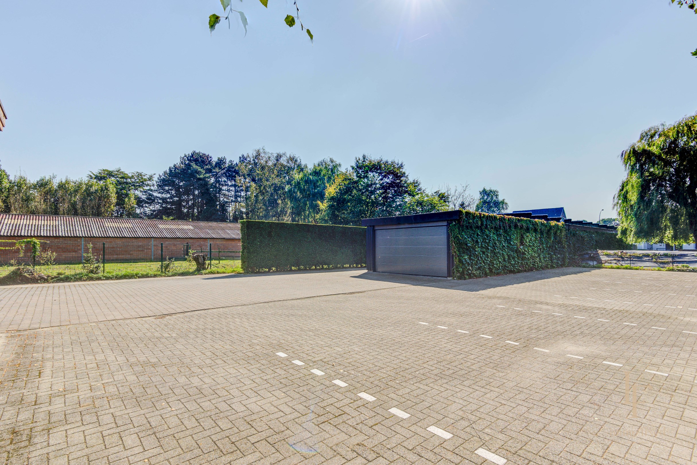 Villa met magazijn, garagebox en 12+ parkeerplaatsen te Kontich! 