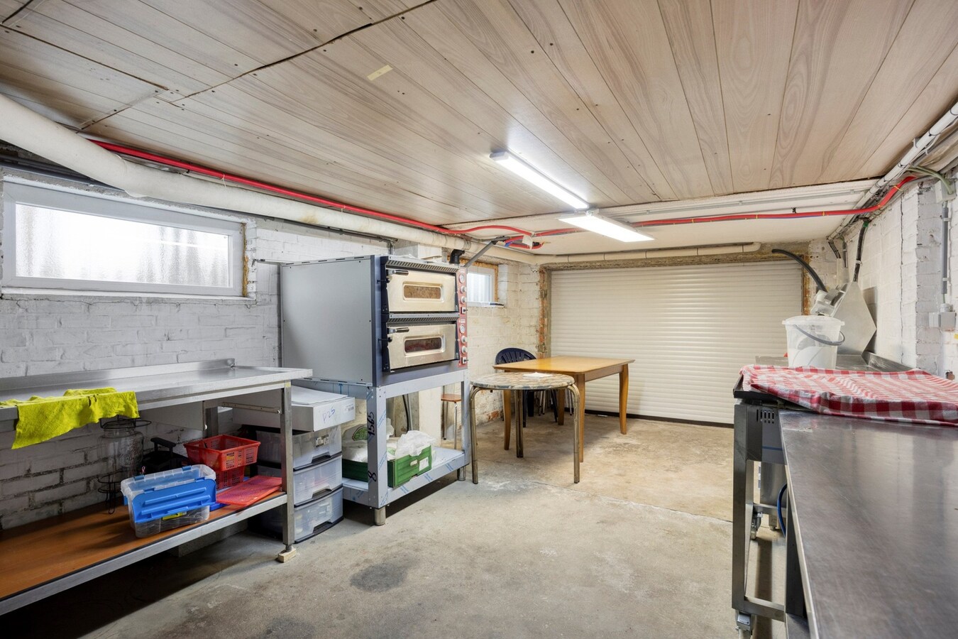 Woning met vergunde loods (300 m² x 2) en bijgebouw (50,50 m²). 