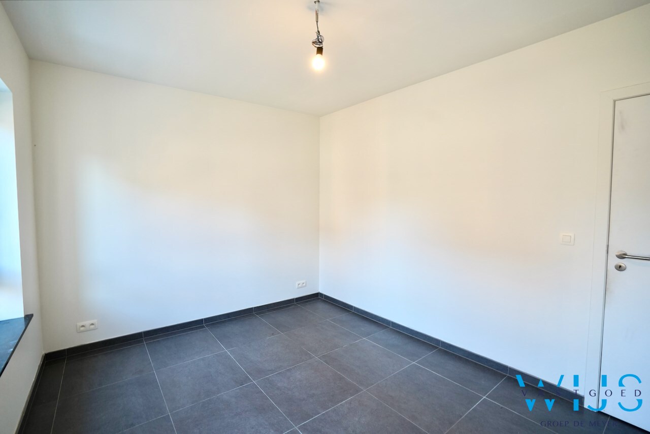 Instapklaar 2 slaapkamer appartement met garage ! 