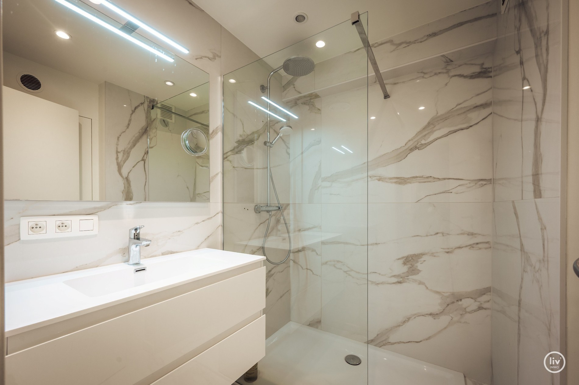 Journée portes ouvertes Samedi 18/04 - entre 14h et 16h (Ieperstraat 2) : Bel appartement rénové avec 3 chambres situé à proximité de la Kustlaan à Knokke. 