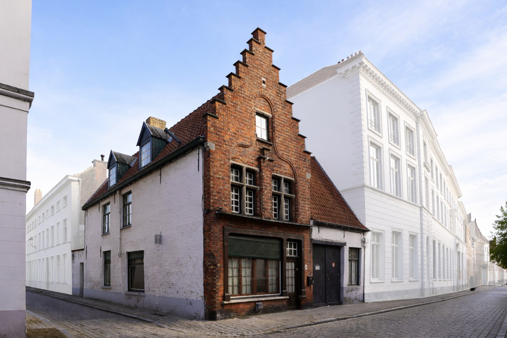 Karaktervolle hoekwoning op topligging in hartje Brugge 