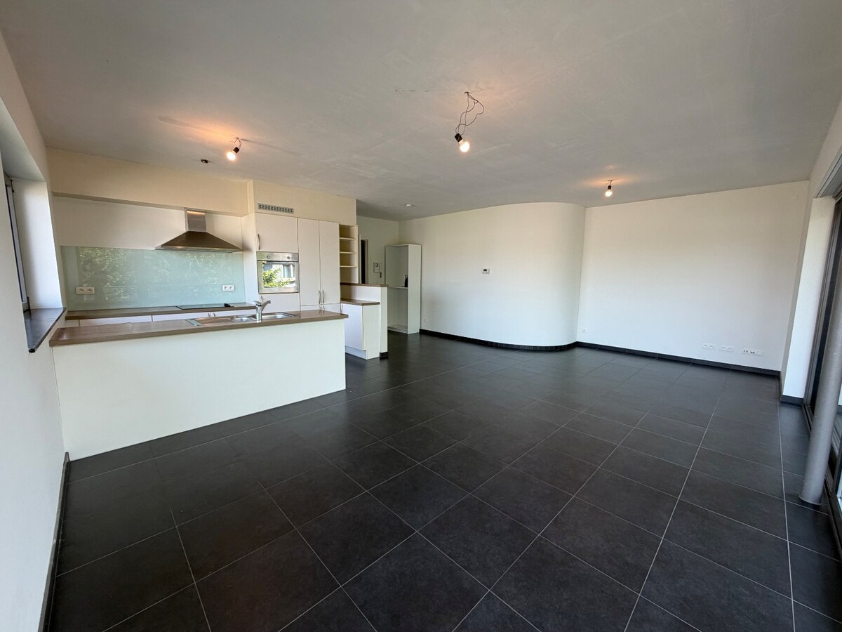 2 slpk-appartement nabij allerhande voorzieningen. 