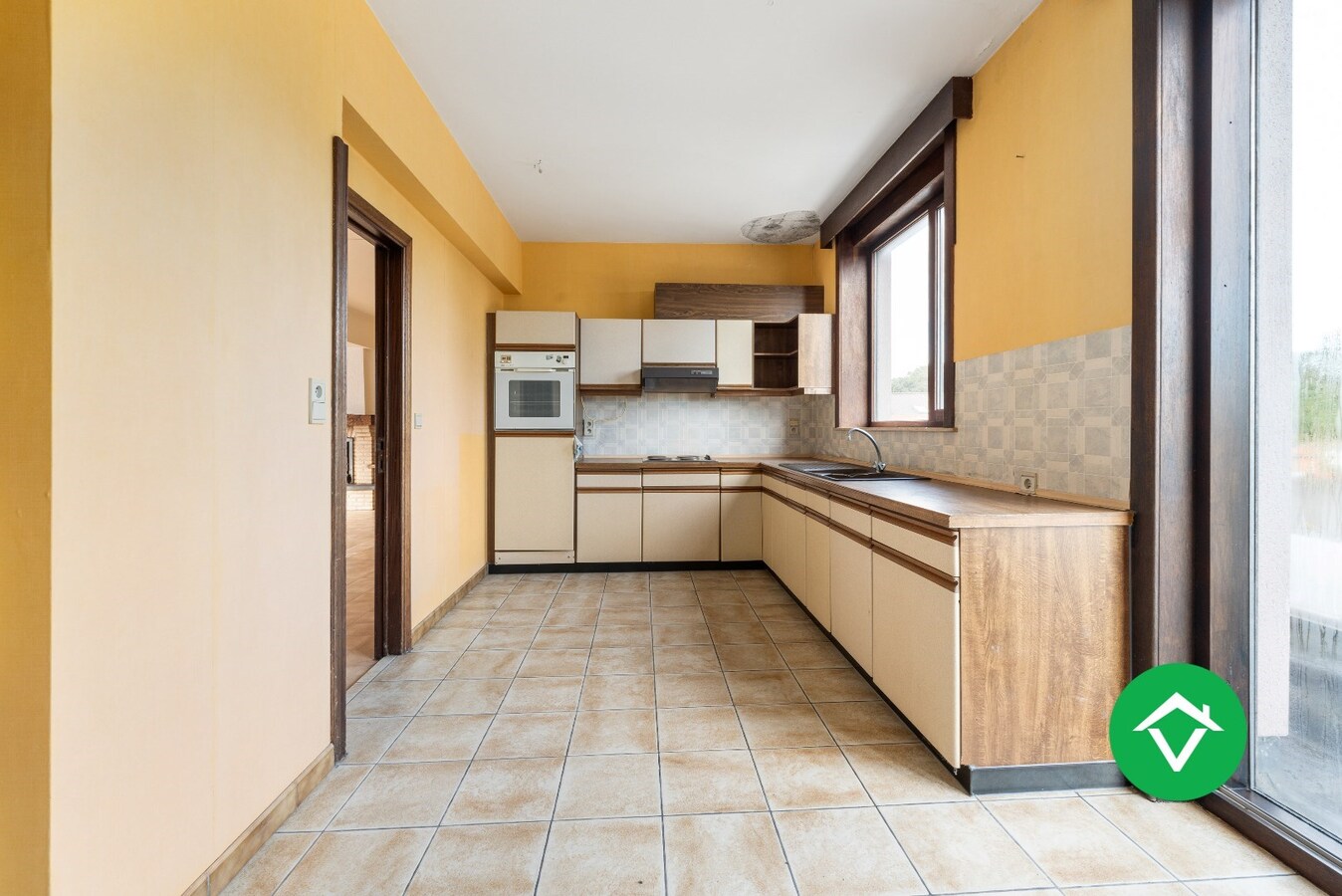 Woning met appartement te koop in het centrum van Eernegem 