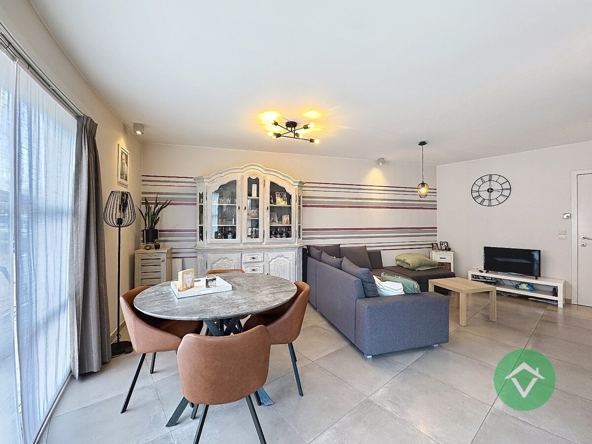 Volledig gerenoveerd handelspand met woonst en garage te Koekelare 