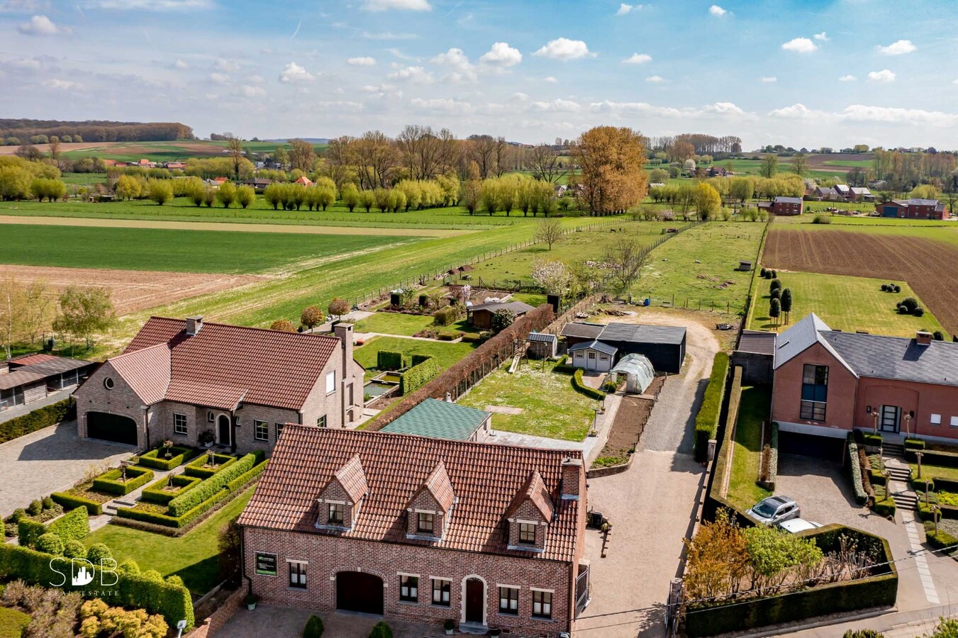 Eigentijdse woning met loods en weiland op 5.780 m². 