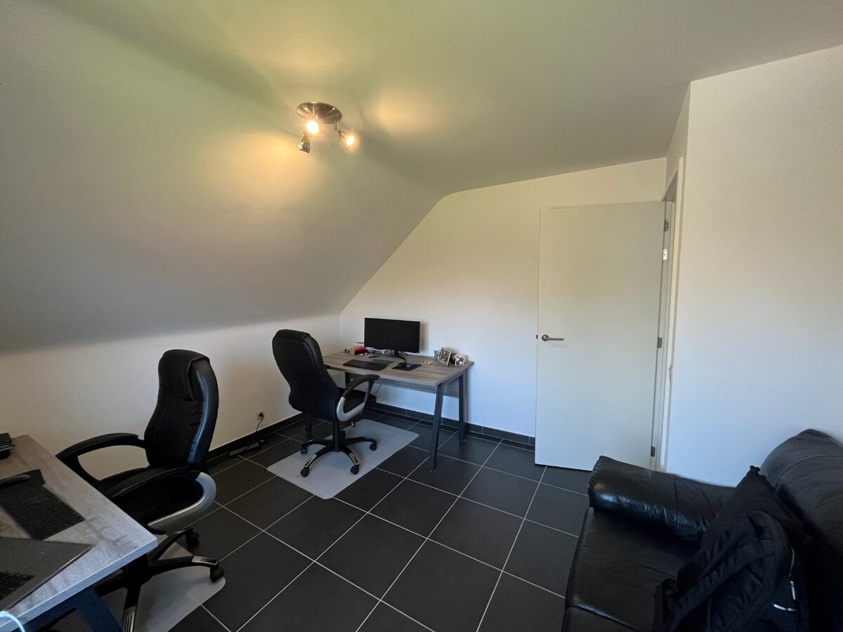 Ruime villa in residentiële wijk te Dikkelvenne 