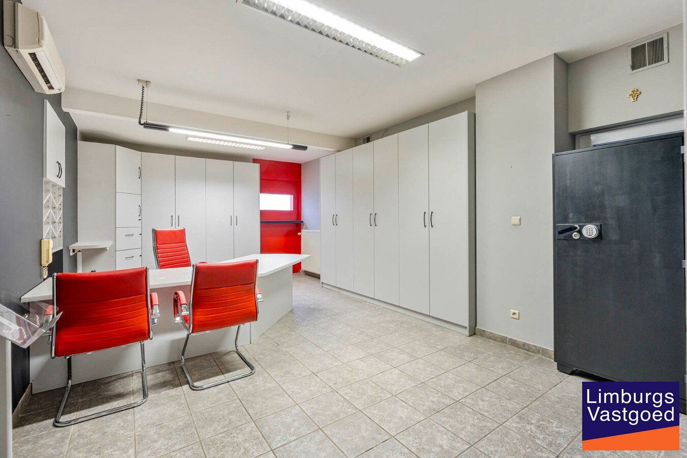 Bedrijfsgebouw met kantoren, magazijnen en woonst - groot 2580 m² 