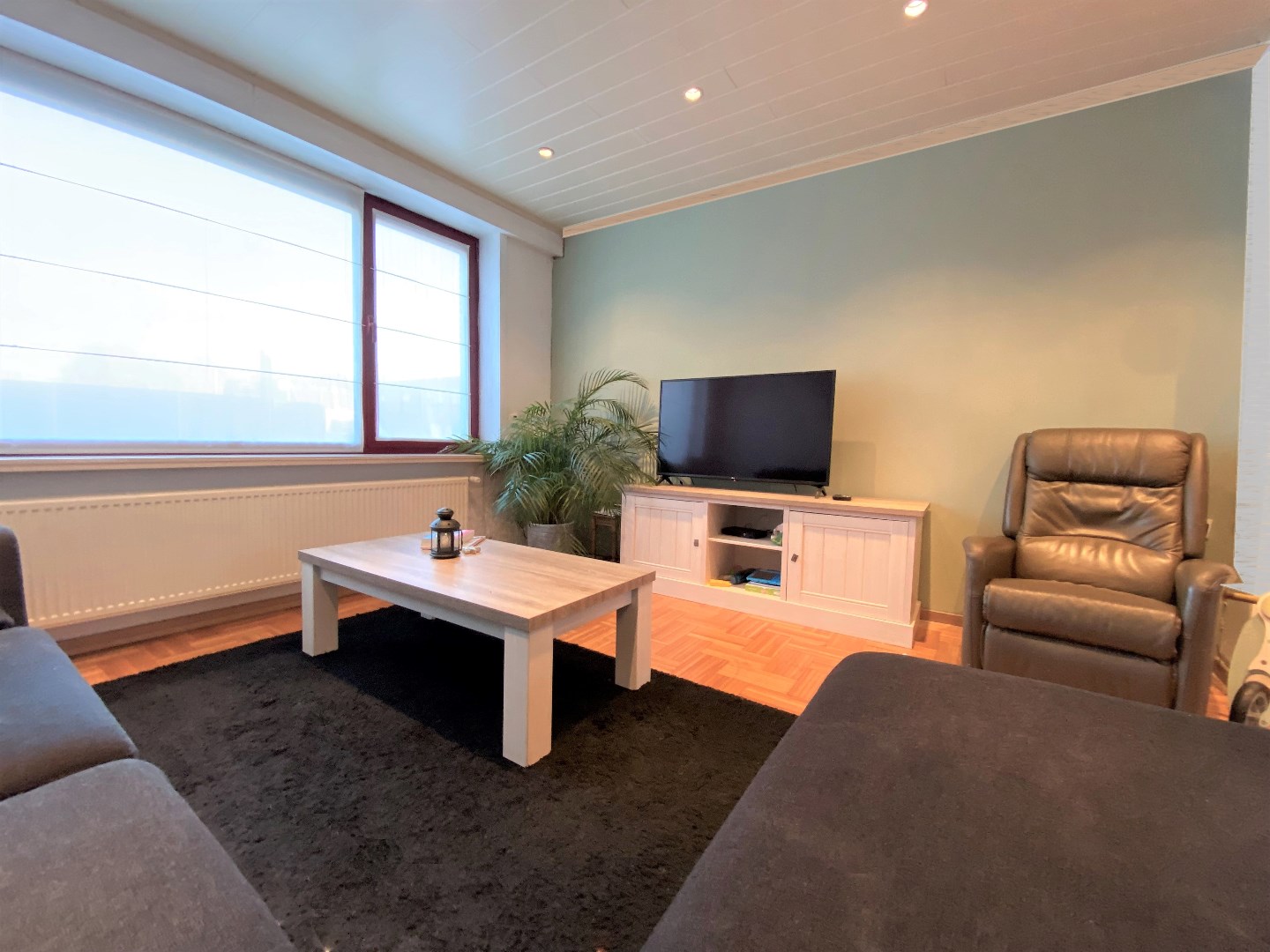 Up-to-date en bijzonder ruime gezinswoning met garage te Zwevegem 