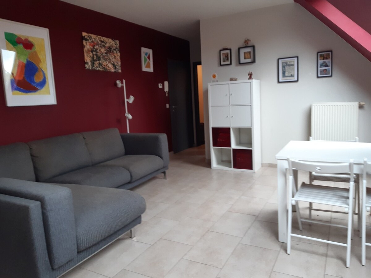 Eigentijds appartement met  autostaanplaats. Geen vaste kosten. 