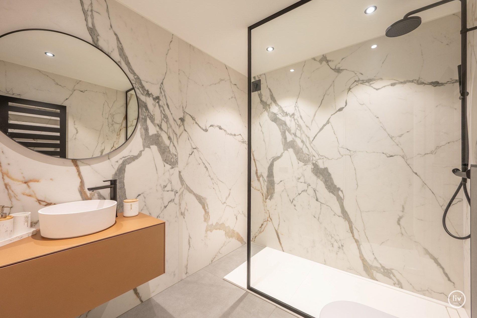 Instapklaar 3-kamer appartement op wandelafstand van de Lippenslaan met zuidgericht-terras. 8m gevelbreedte ! 