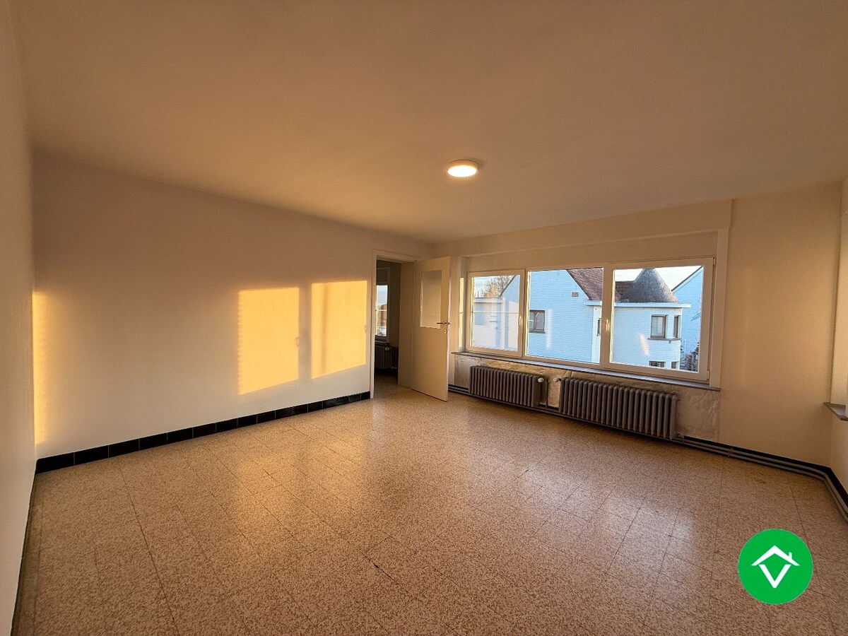 Ruime halfopen bebouwing met 3 slaapkamers, en dubbele garage te Sint-Eloois-Winkel 