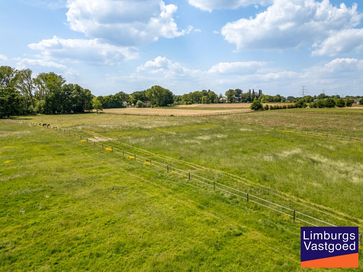 UNIEKE VIERKANTSHOEVE met paardenstallen op 7,34 hectare met vergunning voor zwembad en poolhouse 
