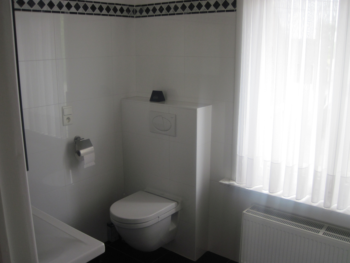 Bijzonder degelijke en ruime Half Open Bebouwing. 