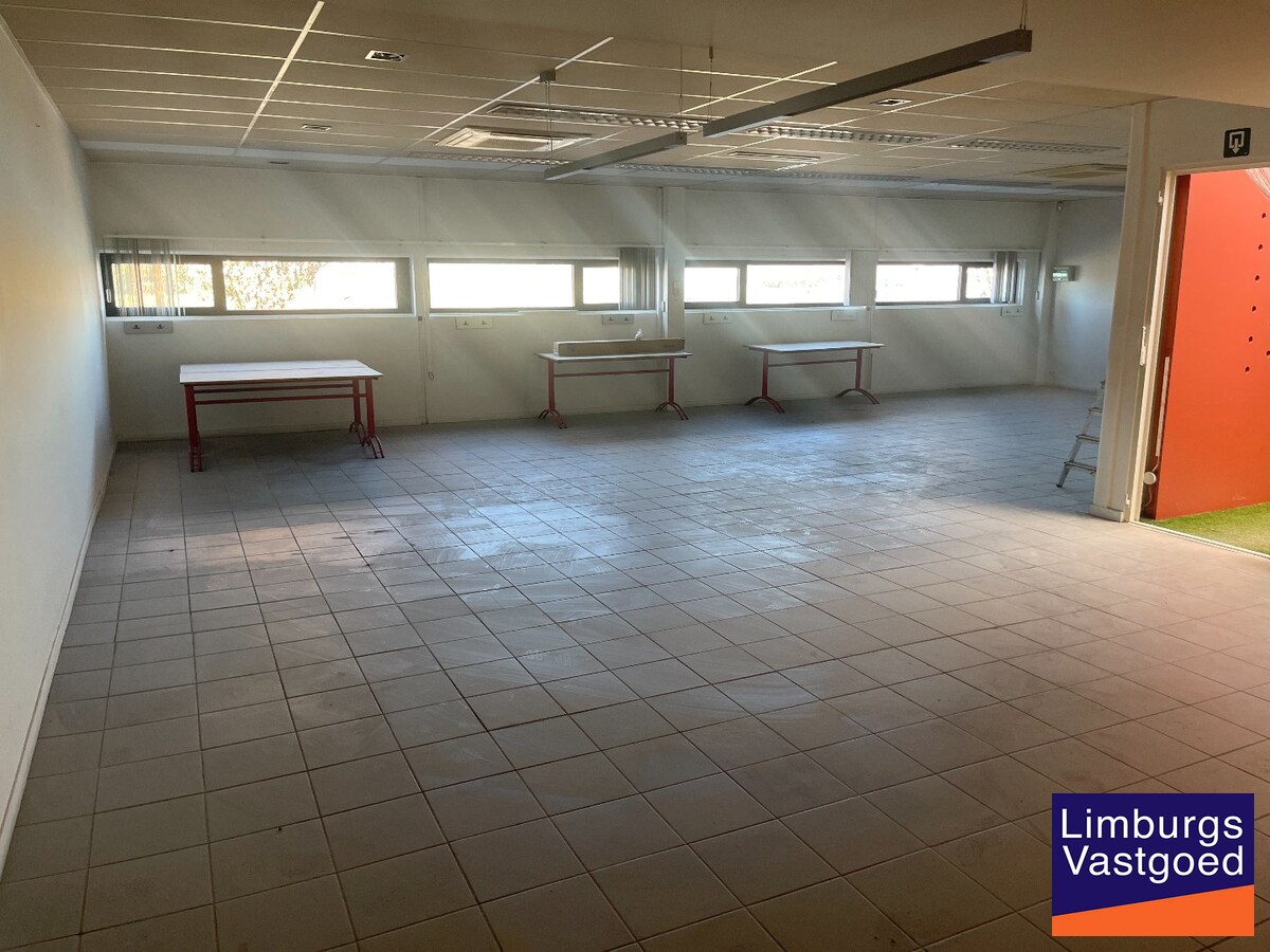 Industriële multifunctionele bedrijfsruimte van 1500m² in Hasselt met 2080 m² perceeloppervlakte en 50.00 parkeerplaatsen 