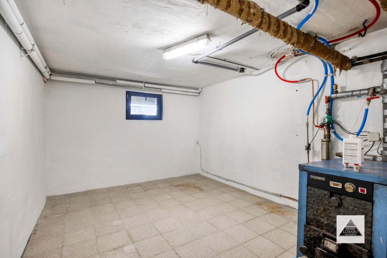 Instapklare woning voor gelijkvloers wonen. 3 slaapkamers, kelder met garage. 