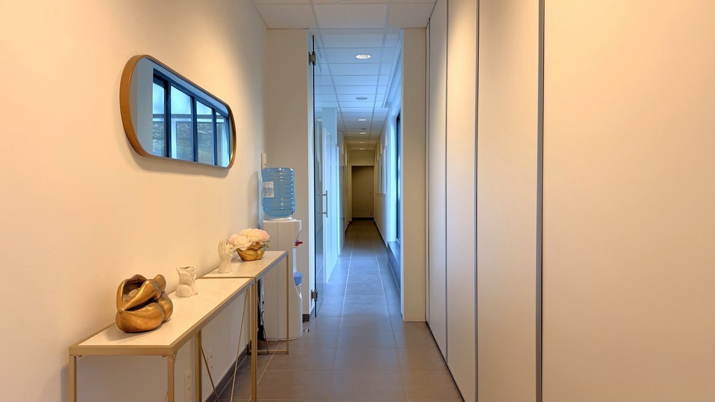 Mooi ingericht gelijkvloers kantoor te huur aan de Leien in Antwerpen
