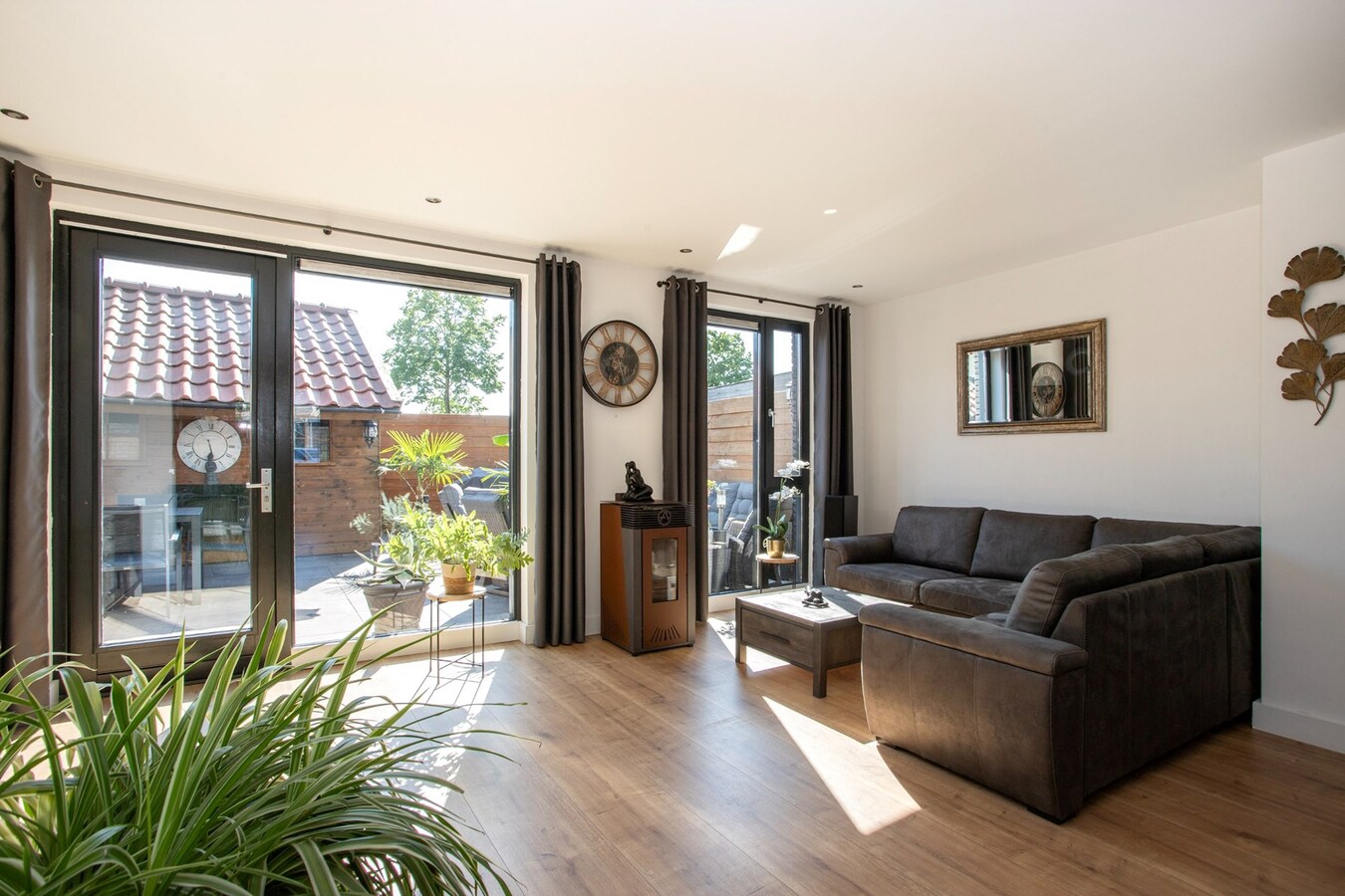 Instapklare en uitgebouwde tussenwoning op rustige locatie. 