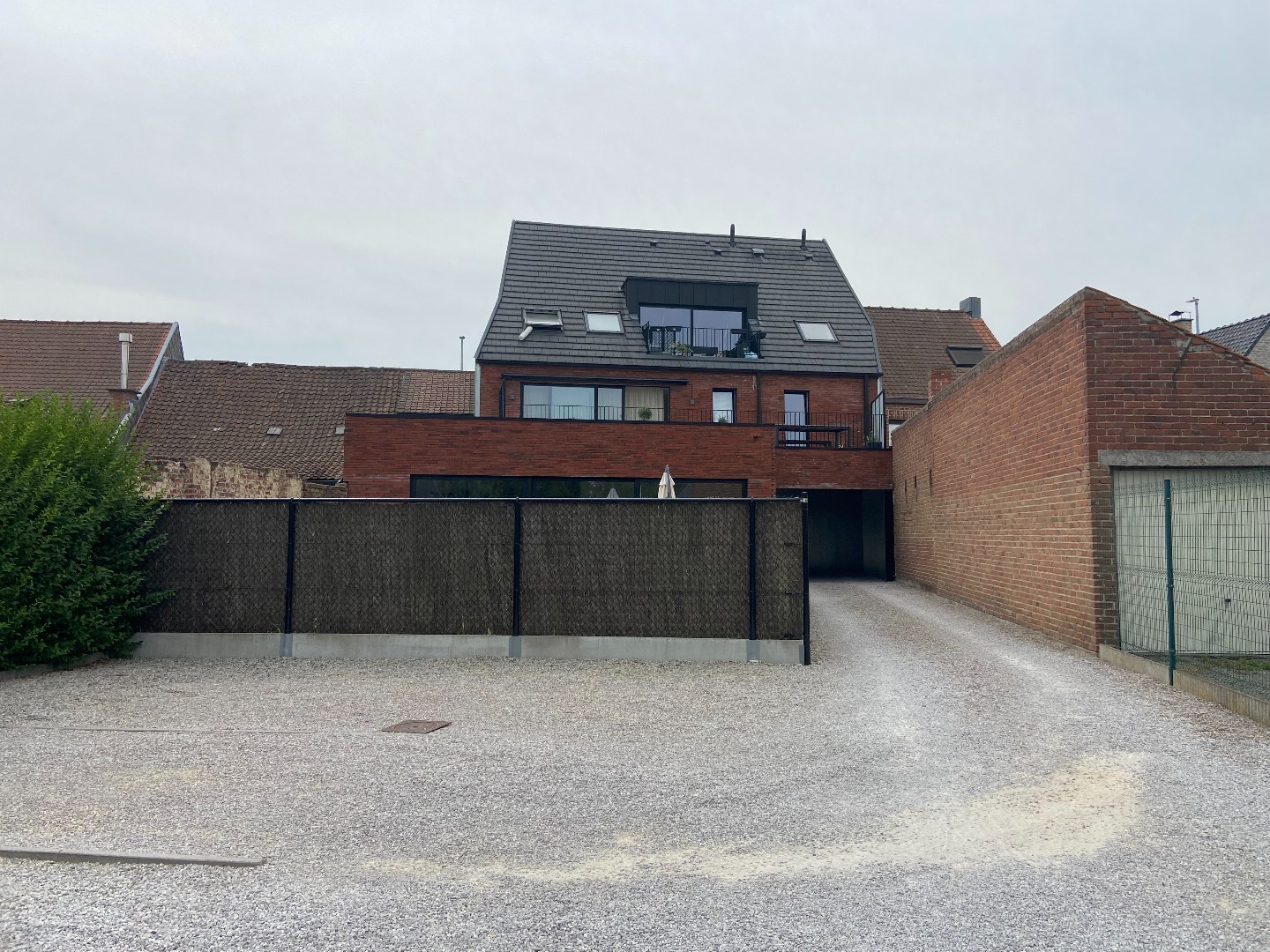 Zeer recent gelijkvloers appartement met 2 slaapkamers en grote tuin! 