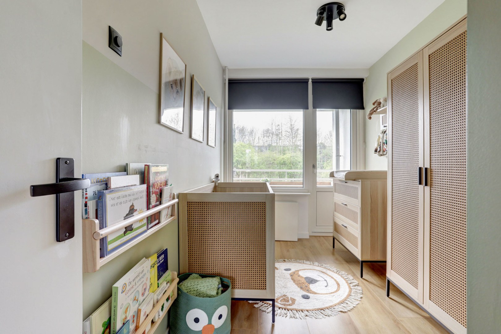 Zonder klussen te betrekken, instapklaar 3-(voorheen 4) kamer appartement met moderne keuken en badkamer, 2 balkons, berging in de onderbouw en gelegen op eigen grond! 