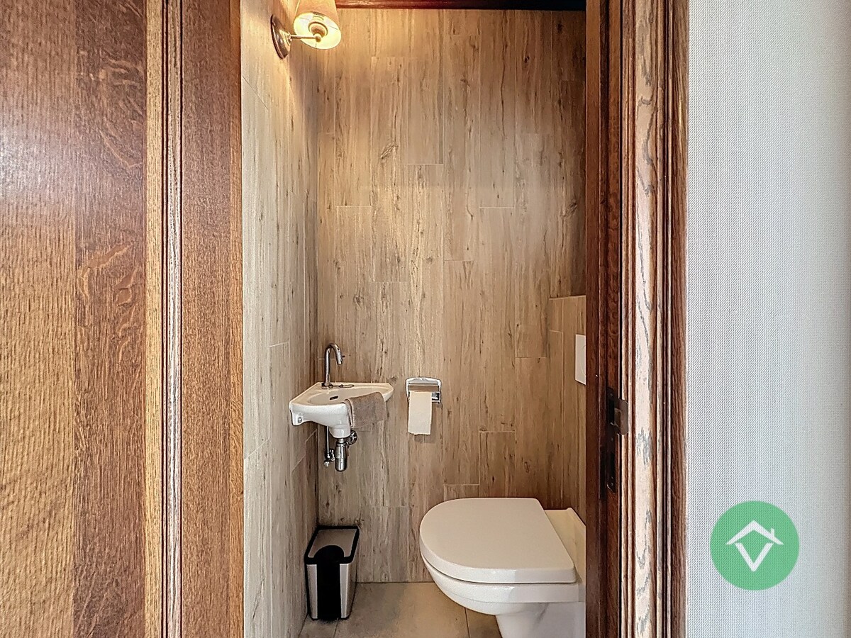 Statige bungalow op 1.811m² met landelijk zicht, drie slaapkamers en twee garages te Ichtegem 